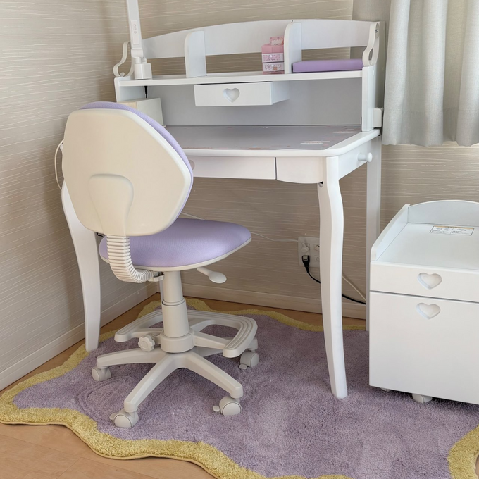 お部屋の主役は足元に。ナミナミとしたバイカラーのラグで彩る子供部屋
