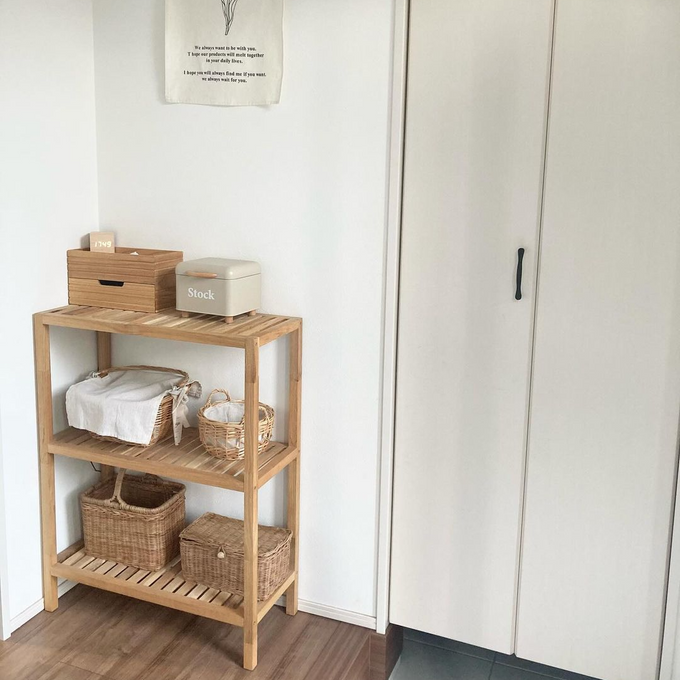 見せる収納を楽しむ。お部屋になじむ木製シェルフで温かみをプラス