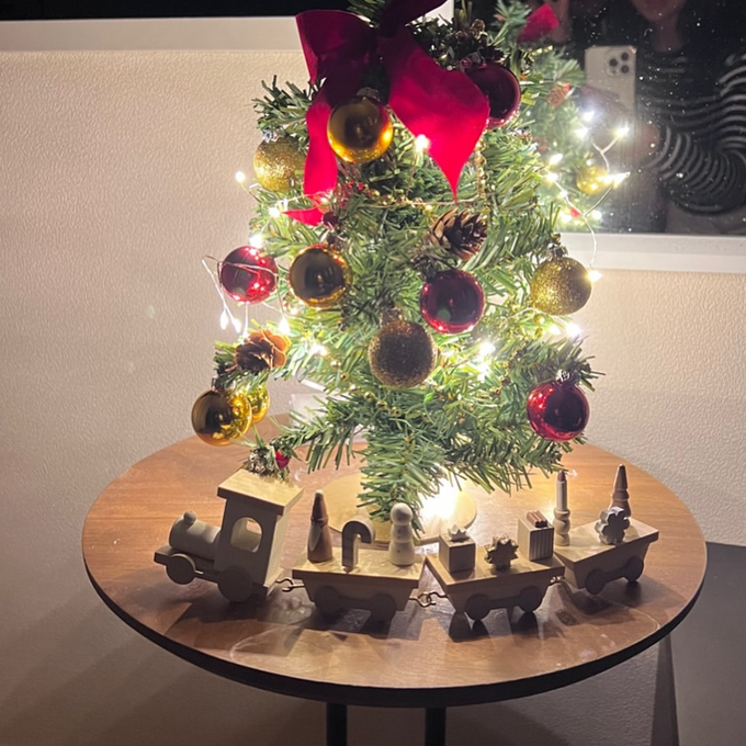 おうちクリスマスを盛り上げる、キラキラと光るデスクトップツリー