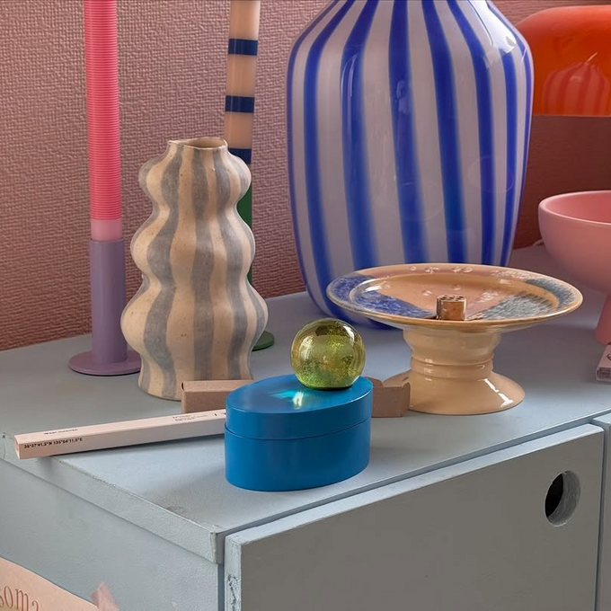 オブジェとしても楽しめる、蓋にスノードームがついた遊び心たっぷりなデザインの小物入れ