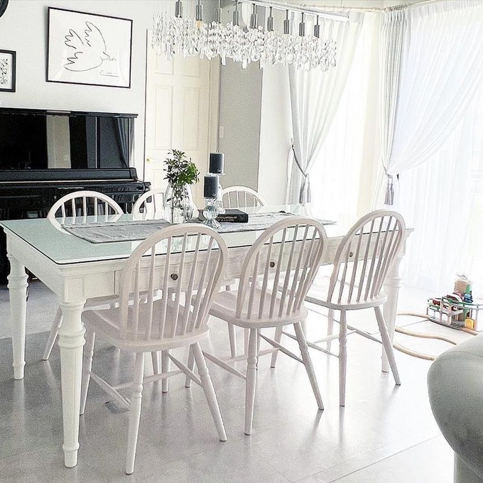 ナチュラルテイストのお部屋にぴったりな木目調のチェア