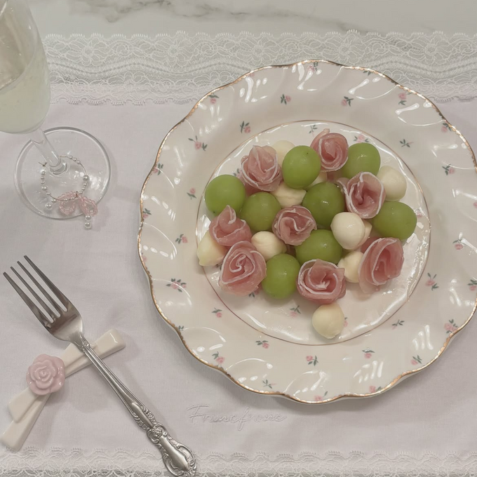 小さな花束を添えて。彩りを楽しむ大人かわいい食卓時間