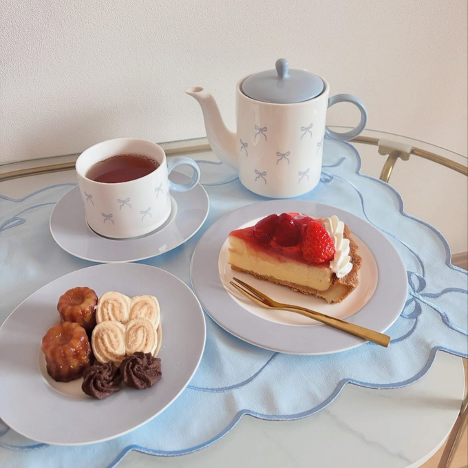 リボンモチーフをあしらった可愛い食器でおうちカフェタイムに彩りを