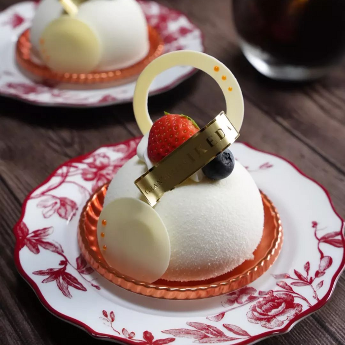 お料理をのせても柄が隠れない、花柄が上品なプレート
