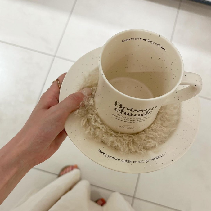 季節感を取り入れたお気に入りのマグでほっこりとした冬のカフェタイム