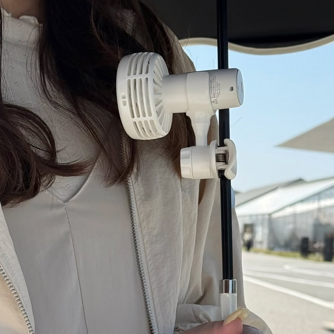 日傘の取っ手に取り付けて使えるミニファンで暑さ対策を