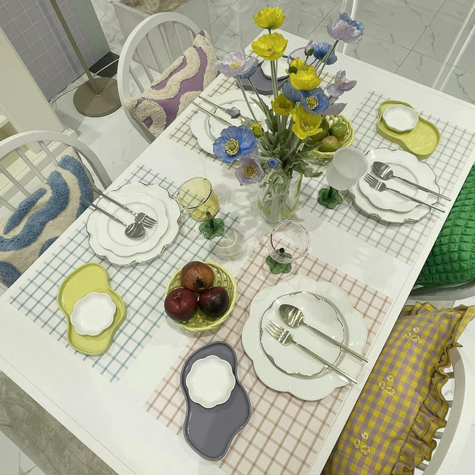 カラフルな春カラーで揃えるダイニングコーディネート