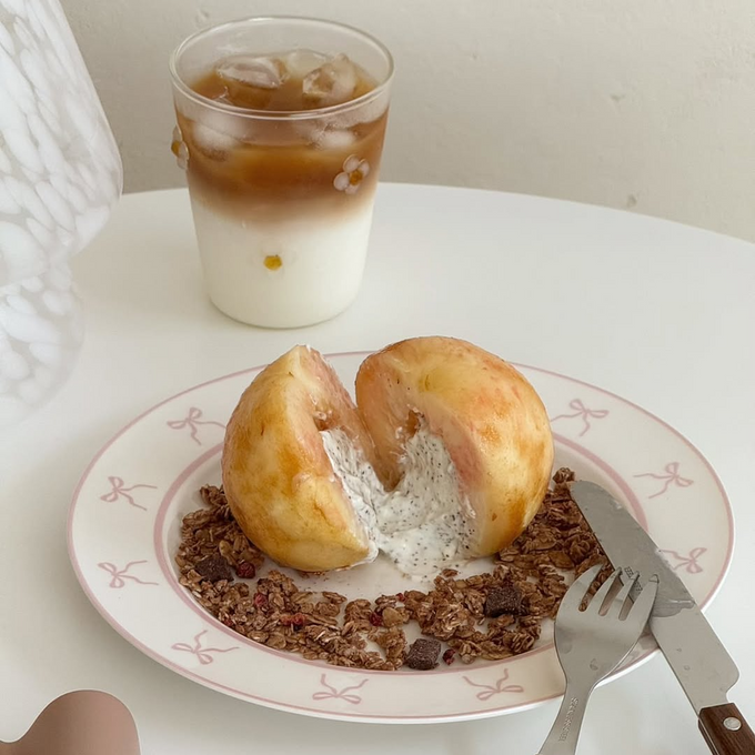 お料理を可愛らしく引き立てるリボン柄のプレートで味わう贅沢スイーツ