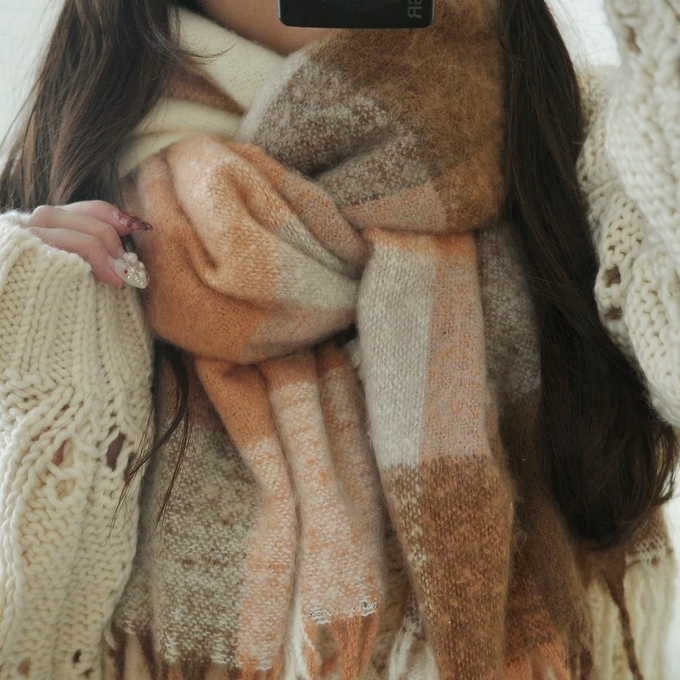 外出時の寒さ対策に。フワフワとしたモヘアのような素材感が温かみのあるチェック柄マフラー