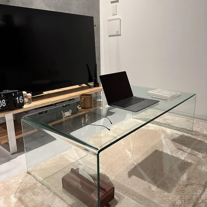 どんなお部屋にも馴染む、圧迫感のない広々とした空間が演出できるガラステーブル