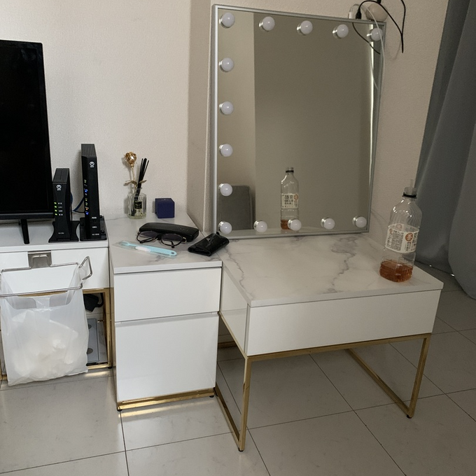一人暮らしのお部屋にぴったり。収納豊富なドレッサーテーブル
