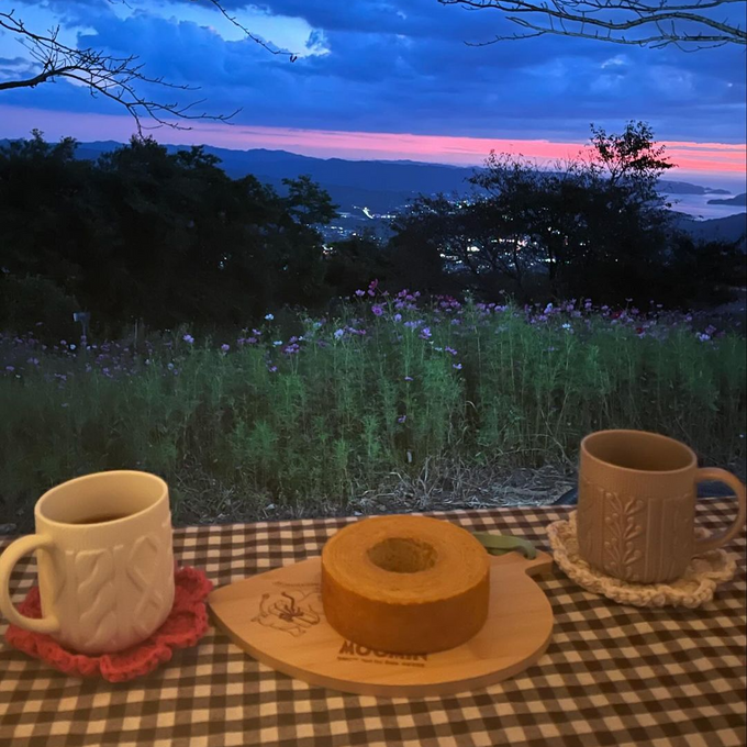 見た目からもホッとあたたかいニット模様のマグで、秋冬のおうちカフェを