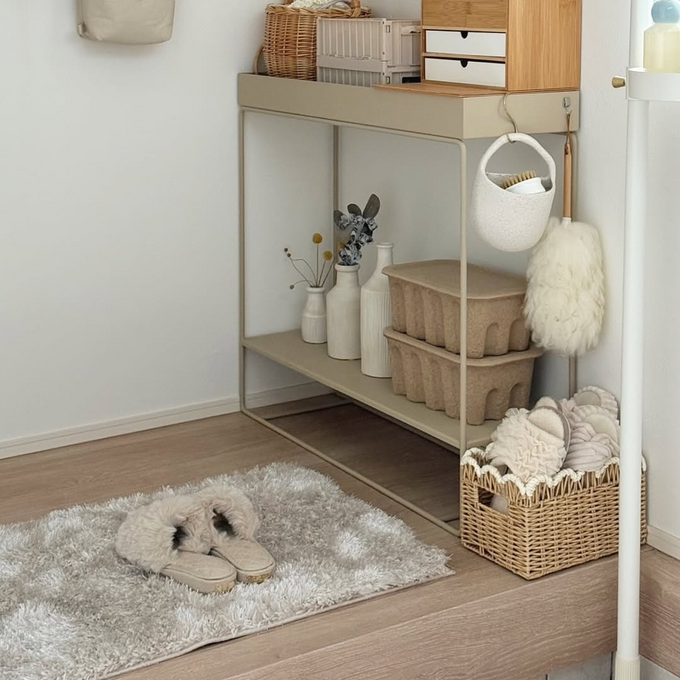 ふんわりとした毛足がやさしく包み込む玄関マットが、毎日の「ただいま」の時間を少し特別に