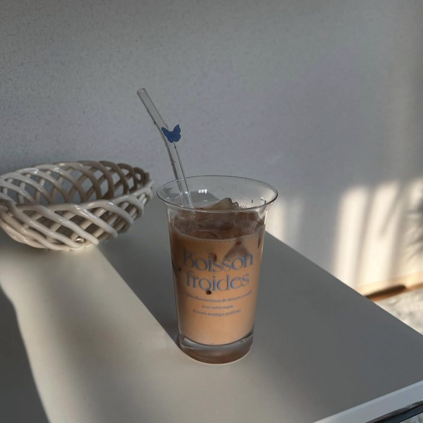 お好きなドリンクを入れるだけで映える、蝶のモチーフが可愛いストロー付きのガラスタンブラー