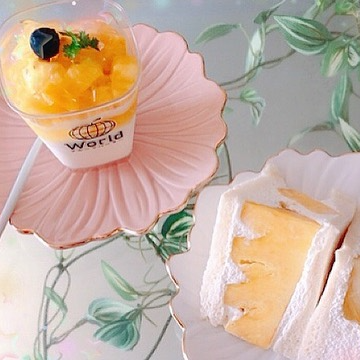 優しいトーンの色味に縁のゴールドラインが上品なフラワーモチーフのプレート