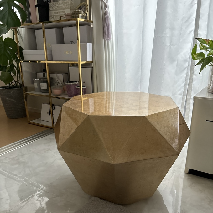 お部屋のアクセントに。サイドテーブルとしても使えるダイヤモンド型テーブル