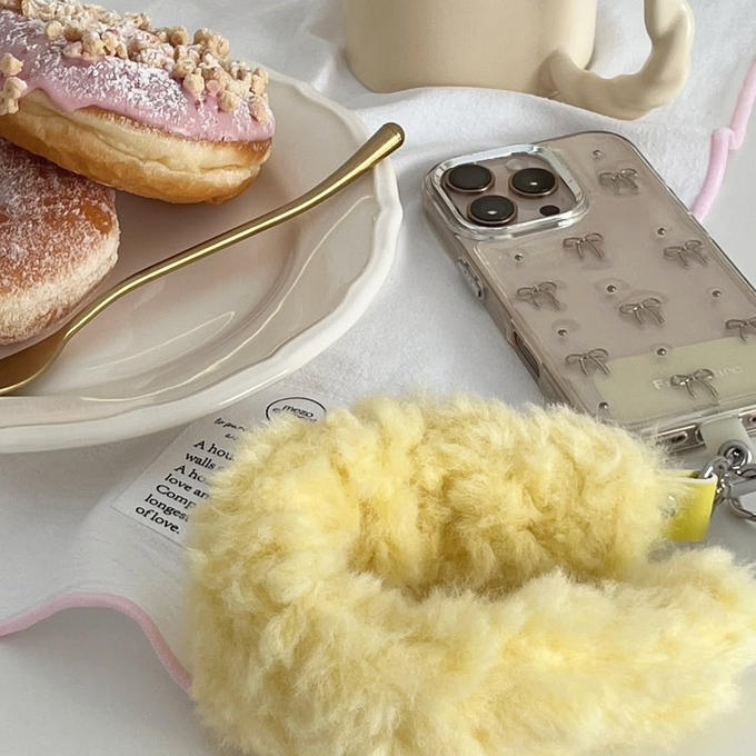 冬のおでかけコーデが楽しめる、トレンド感たっぷりのスマホハンドストラップ