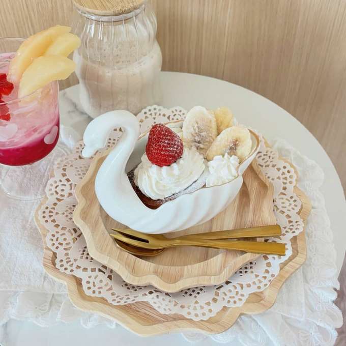 お気に入りのスイーツと、ときめく午後を。白鳥モチーフのデザートボウルで過ごすひととき