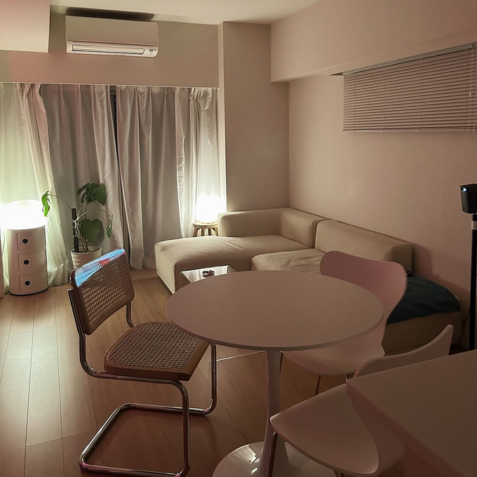 ナチュラルで優しい印象のお部屋に。視線を遮らず空間を広く見せてくれるローソファ