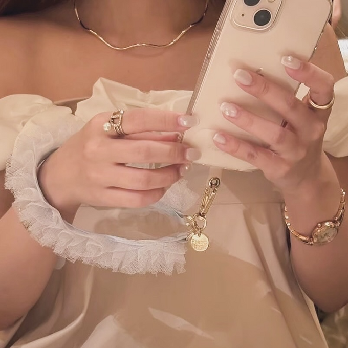 スマホをかわいく持ち歩けるハンドストラップで日常のお出かけがストレスフリーに