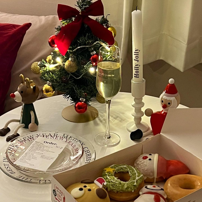 卓上に飾れるオブジェを取り入れて、クリスマスディナーに彩りを