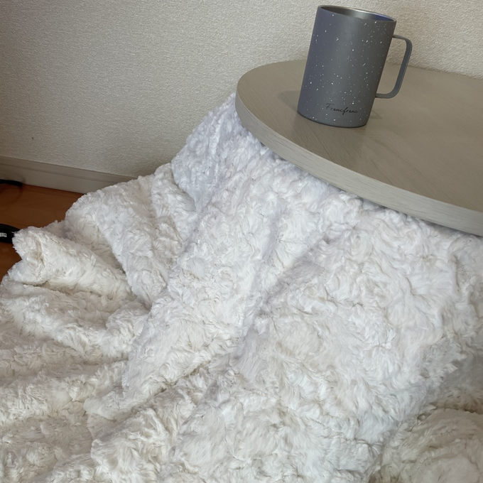 頬ずりしたくなるようなふわふわのファーが可愛いこたつで快適なおうち時間