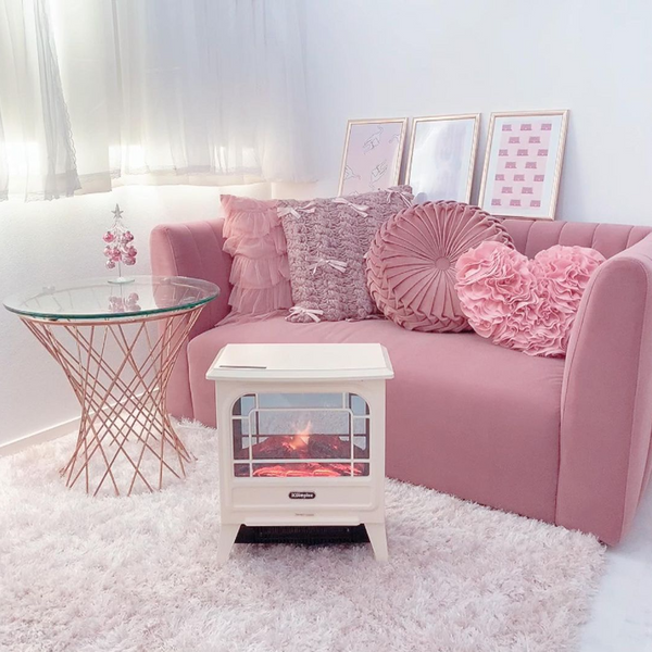 お部屋が華やぐ、ピンクのソファが主役のフェミニンなリビングルーム