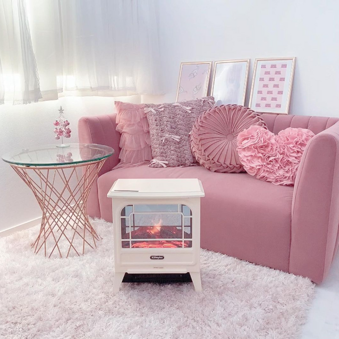 お部屋が華やぐ、ピンクのソファが主役のフェミニンなリビングルーム
