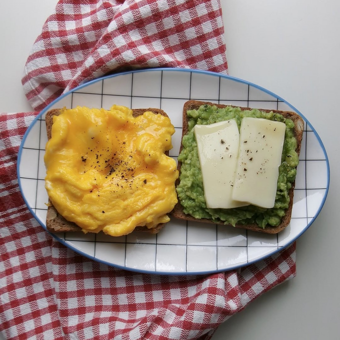 華やかなデザインで食卓を楽しく彩るオーバルプレート