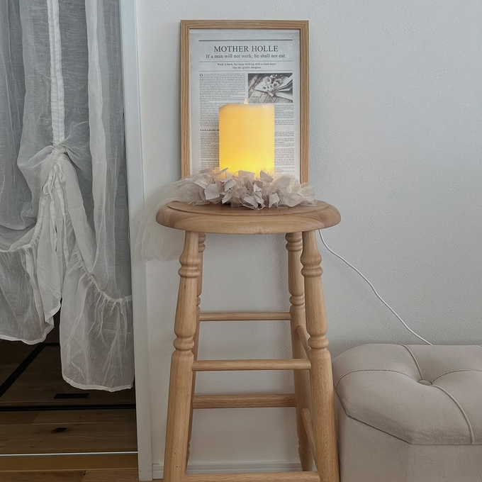 帰宅時のバックや小物置きとしても使える、温かみのある木製ハイスツール