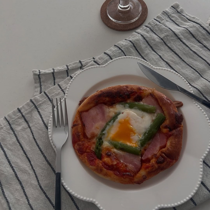 お花のようなデザインが食卓を華やかに彩り、楽し気な雰囲気を演出するプレート