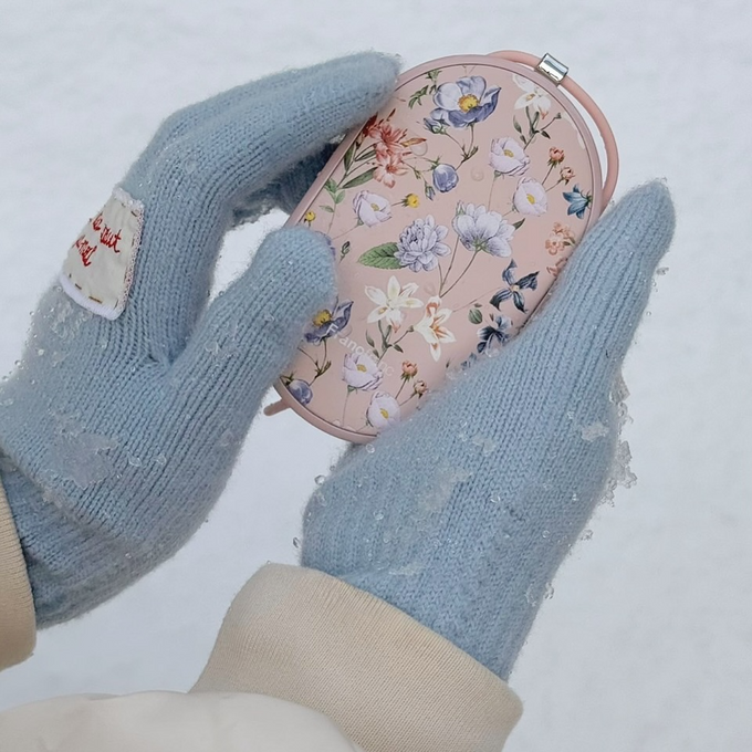 外出時の寒さ対策に。10秒で温まり、繰り返し使うことができる充電式カイロ