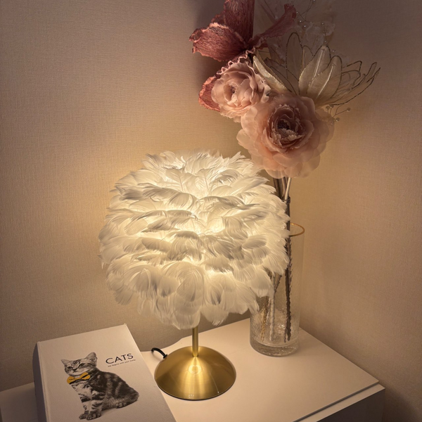 灯した瞬間ときめく、ふんわり光るフェザーランプでつくる大人可愛いお部屋づくり