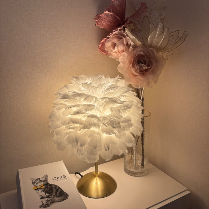 灯した瞬間ときめく、ふんわり光るフェザーランプでつくる大人可愛いお部屋づくり