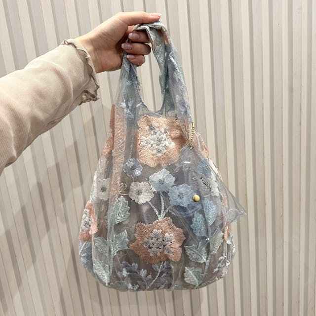 サブバッグとしても活躍するチュール素材と花の刺繍がフェミニンなミニバッグ