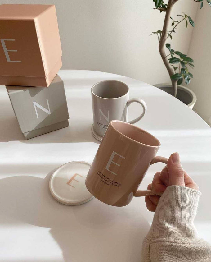 くすみカラーが今っぽい蓋つきマグカップ