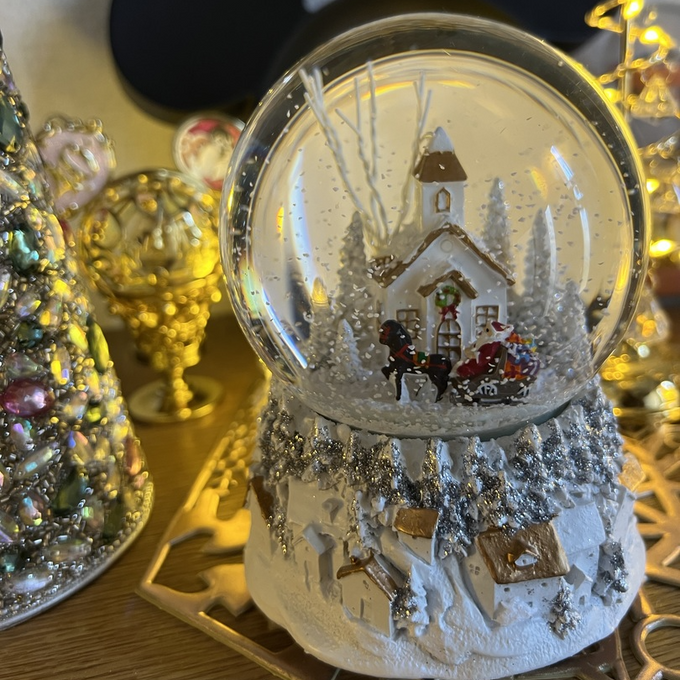 クリスマスを彩るモチーフが気分をわくわくさせてくれるオルゴール付きスノードーム