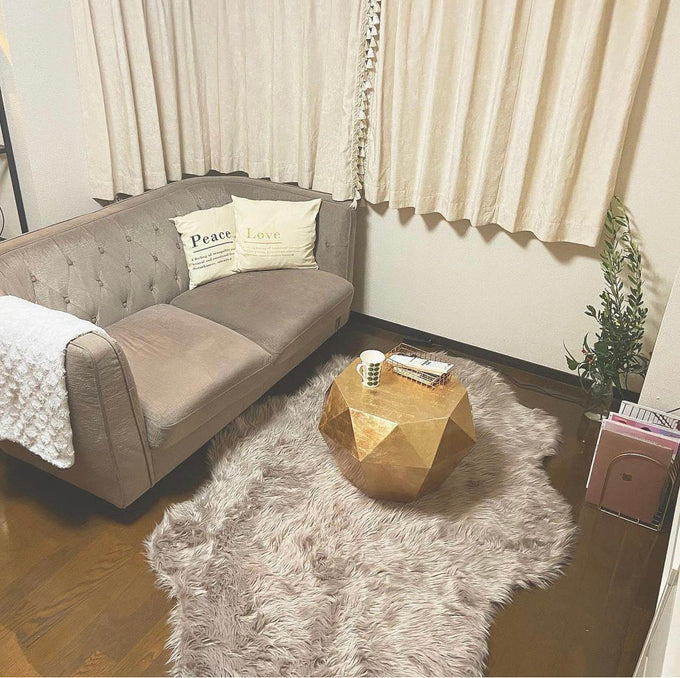お部屋が明るくなる、ゴールドがアクセントのダイヤモンドテーブル