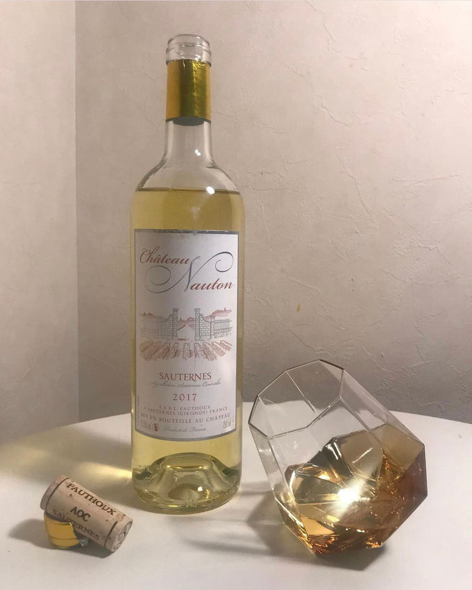 飲み物が綺麗に映える、ダイヤのようなデザインのグラス