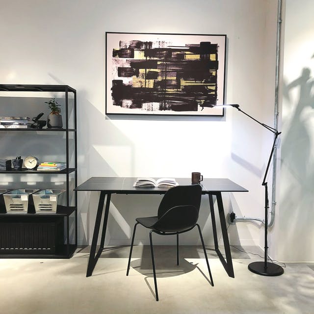 黒ですっきりまとめた、ホームオフィス コーディネート
