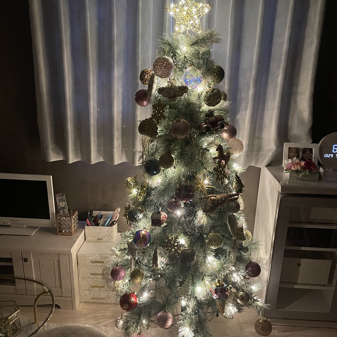 オーロラのラメとスノーが付いた華やかなデザインのLED付きクリスマスツリー