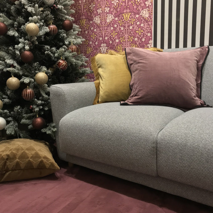 ウォームカラーを取り入れた、あたたかみのある上品なクリスマスコーディネート