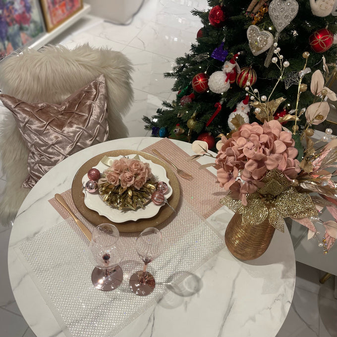 ピンクでまとめた華やかなクリスマスダイニングシーン