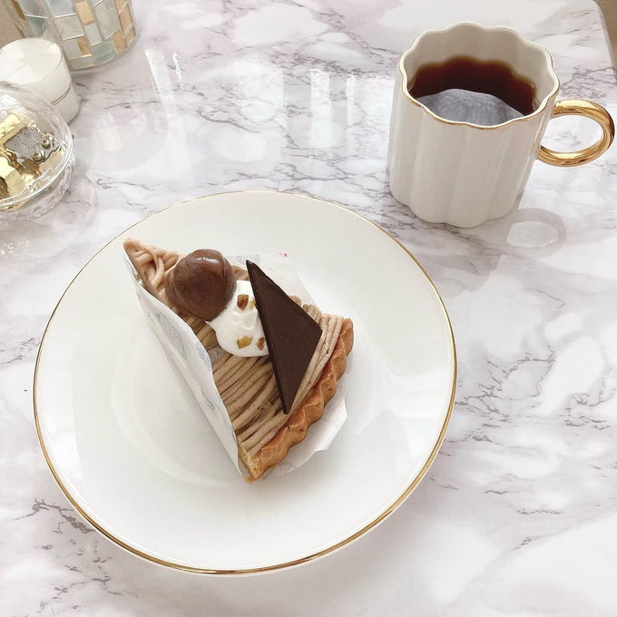 ゴールドの差し色が可愛いプレートで、おうち時間のカフェタイムをもっと素敵に