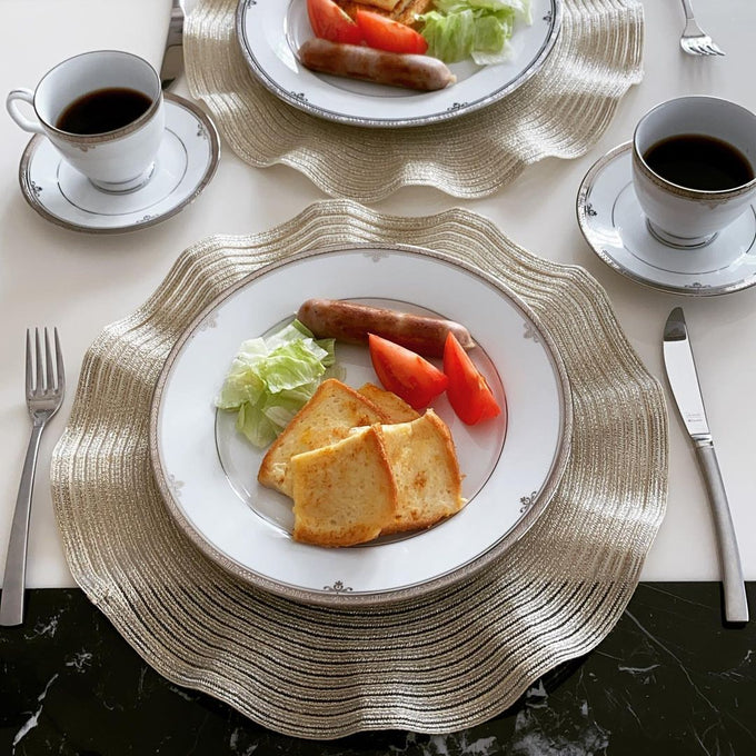 フリルデザインのランチマットで食卓を華やかに