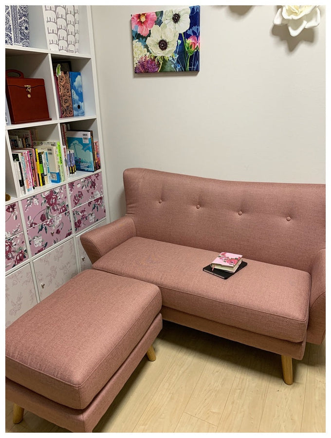 オットマン付きのソファで、リラックスできる読書タイム