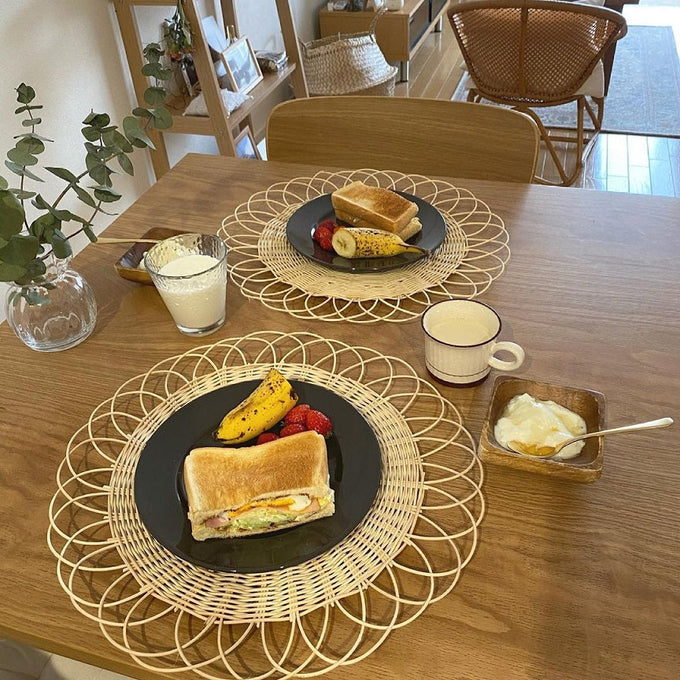 ラタン素材でナチュラルなテーブルコーディネートに