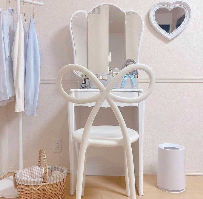 お部屋の主役に。上品な可愛らしさのリボンチェア