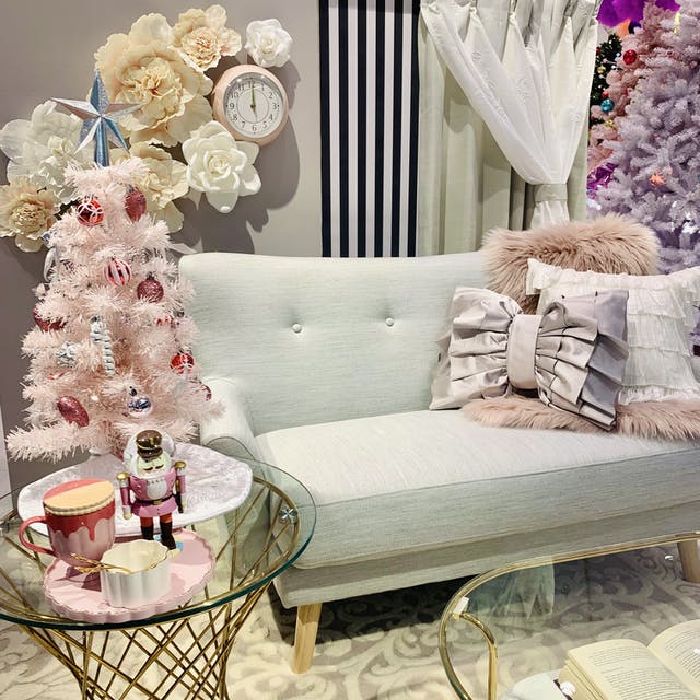 ピンクのツリーでお部屋をクリスマス仕様に
