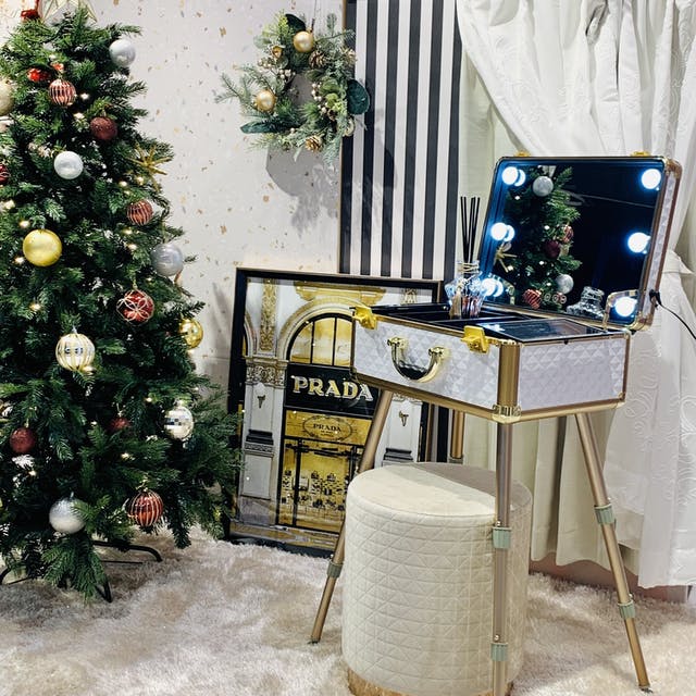 ゴールドが映える大人のクリスマスコーディネート